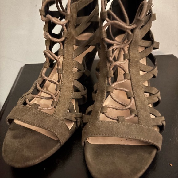 JustFab Green Gladiator Sandals with Striking Crisscross Design - Picture 1 of 4